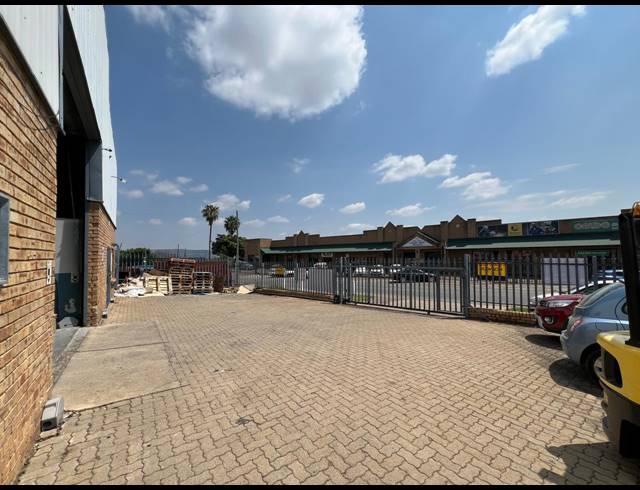 350M² WAREHOUSE TO LET IN LASER PARK